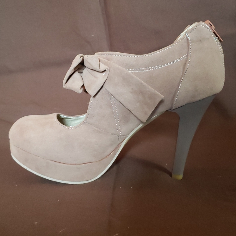 2 pairs Brown and black suede 4in heels. Sz 39 (7)
